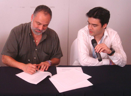 Rafael (Lito) Ibarra (Contacto Administrativo del .sv)  al momento de la firma del Accountability Framework. A la derecha, Pablo Hinojosa, funcionario de ICANN..